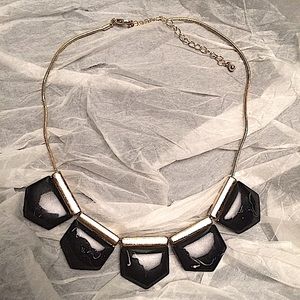 ♣️3/25$ Gold & black marbled statement necklace.